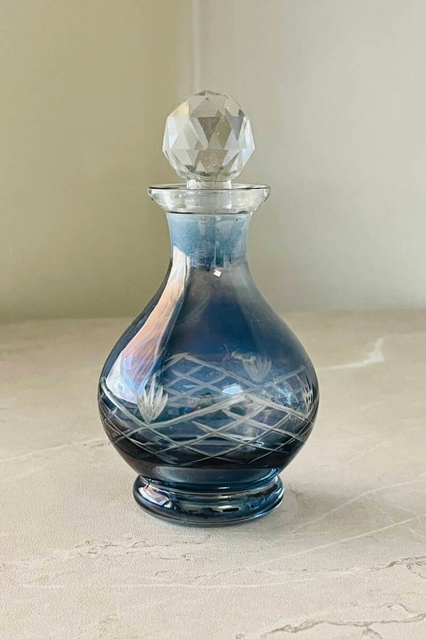 Petit flacon en verre bleu gravé