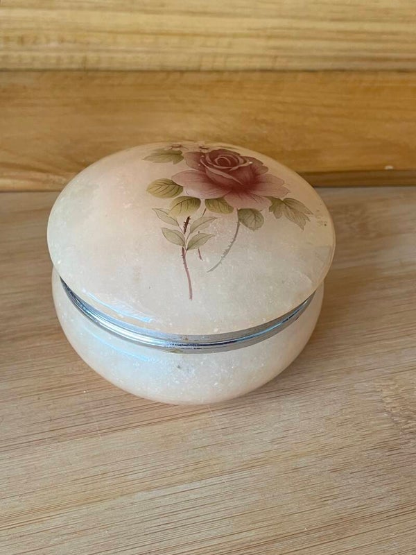 Boîte en albâtre