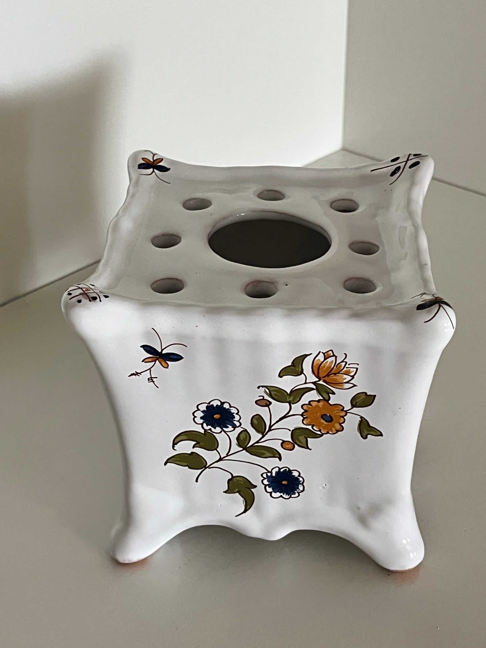 Pique-fleur bouquetière en faïence Décor de Moustiers