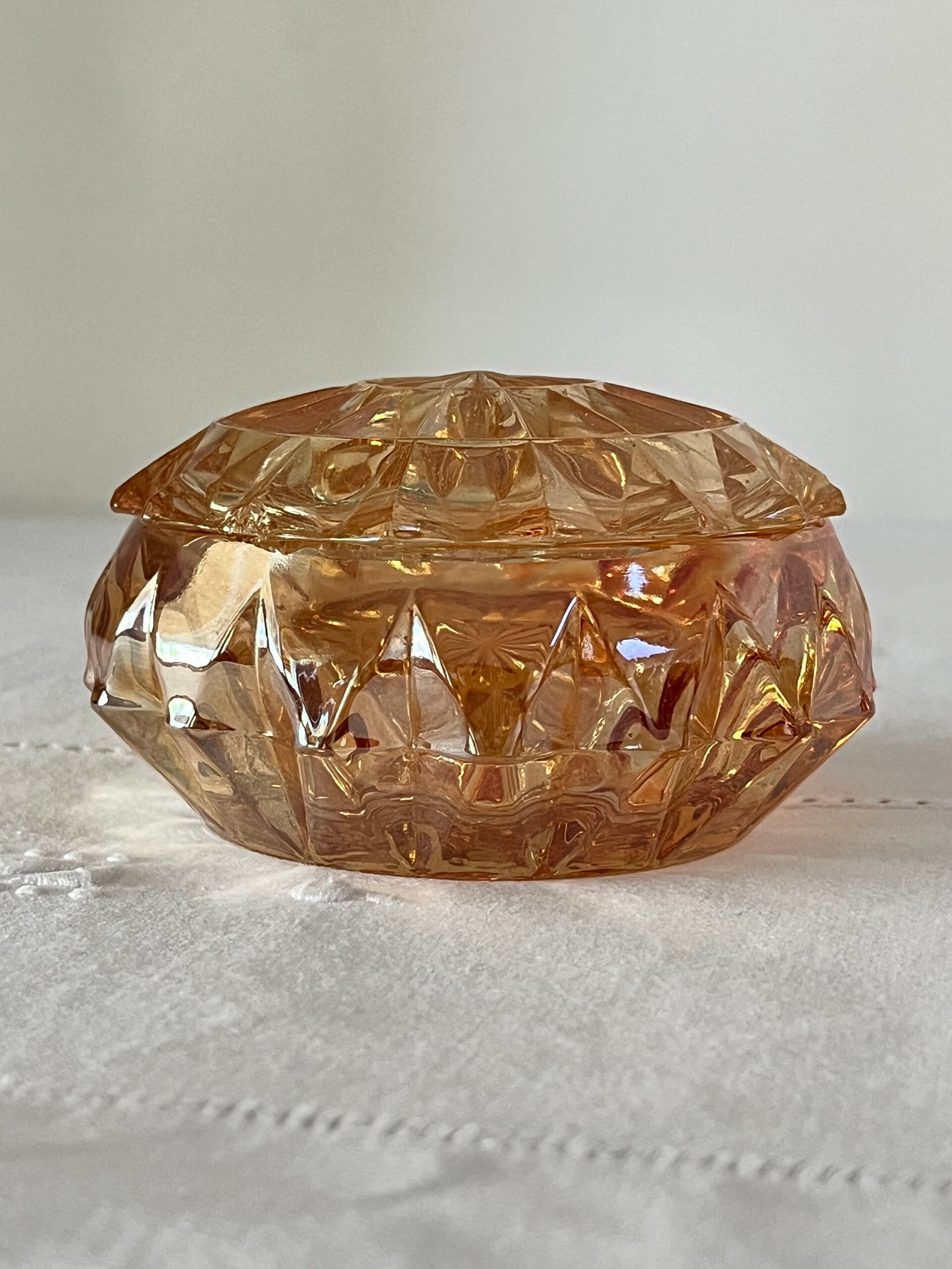 Boîte vintage en verre rose