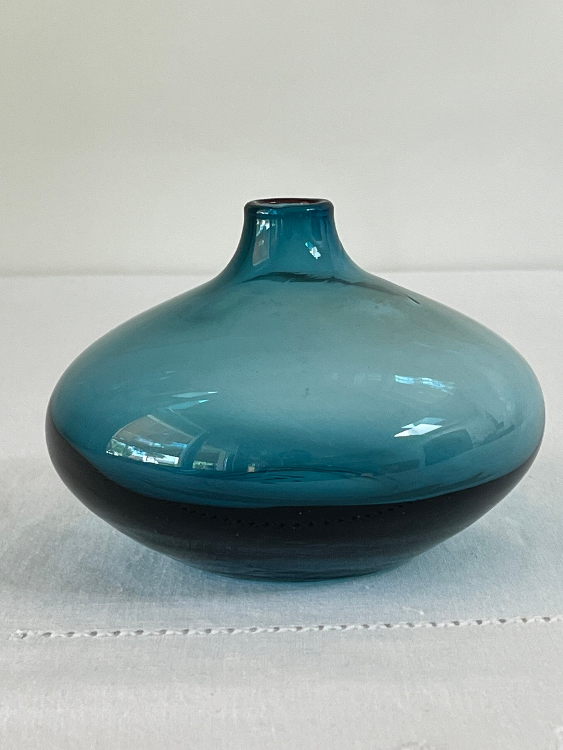 Vase boule soliflore en verre bleu Ikéa - Blue glass ball soliflore vase Ikea