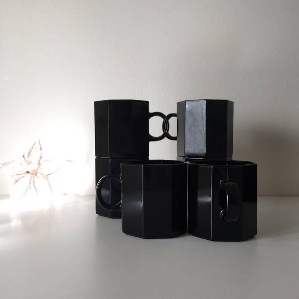 Grandes tasses ou mugs noires octogonales des Années 80