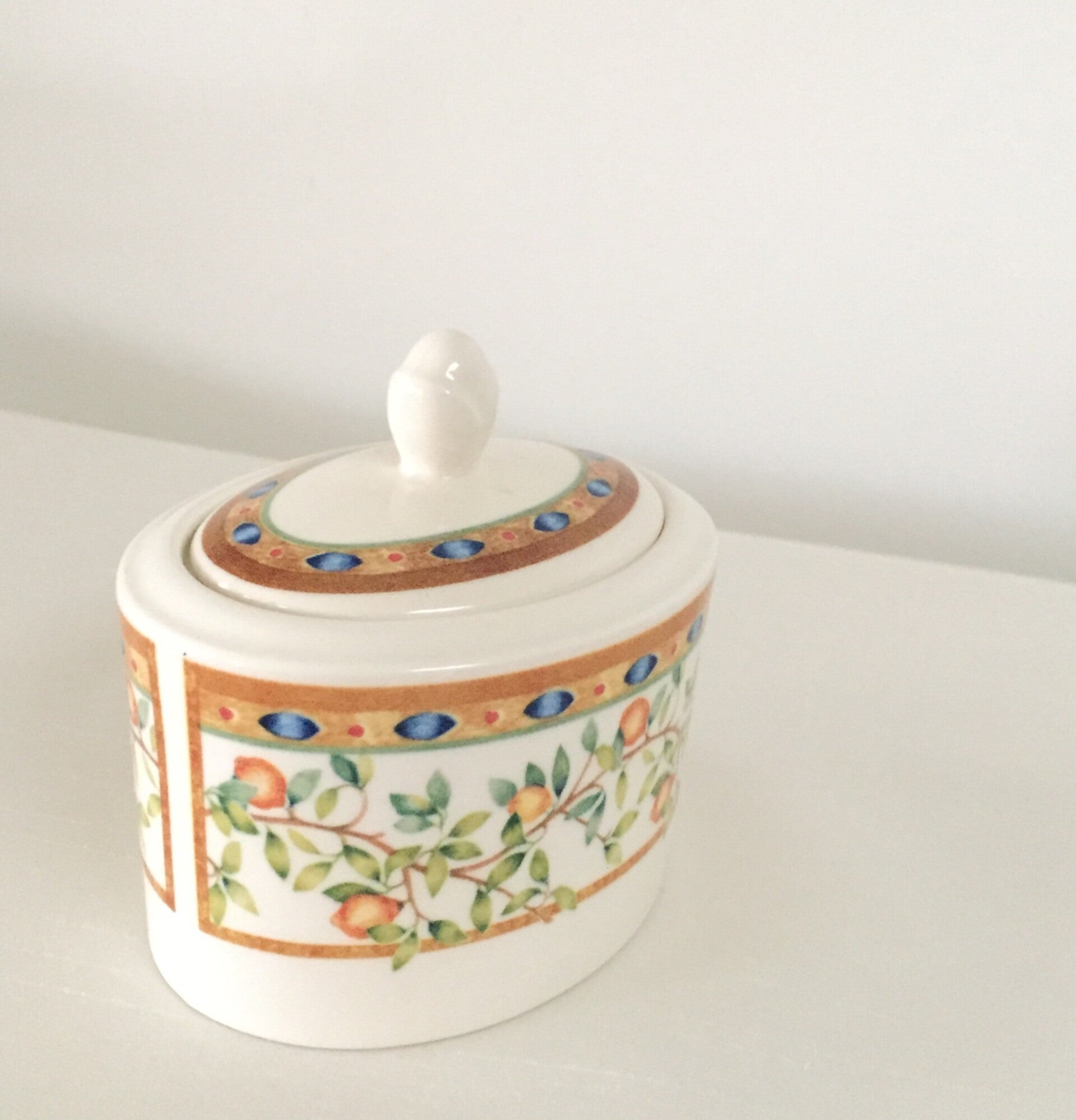 Joli sucrier en porcelaine Angleterre