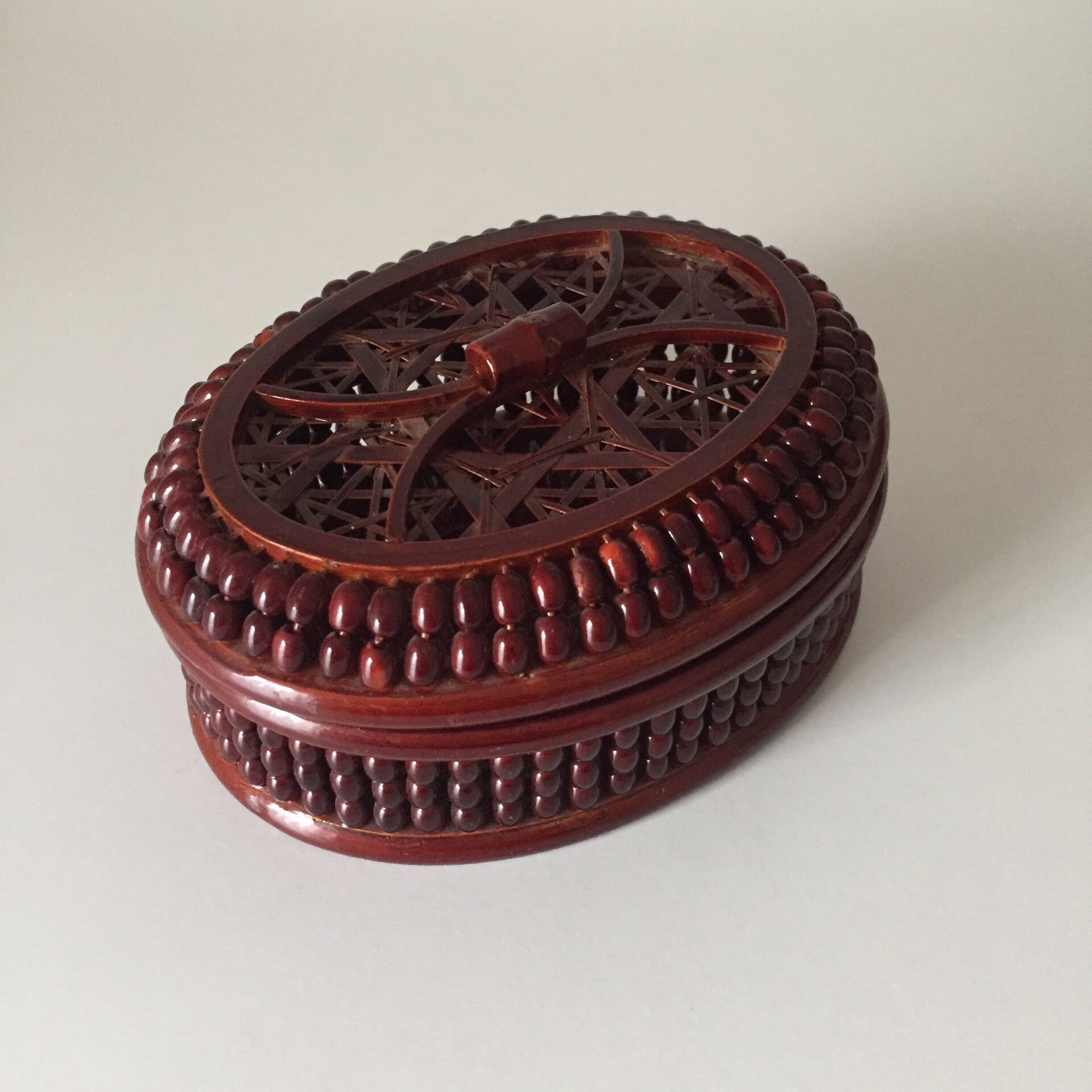 Jolie boîte ajourée Années 80