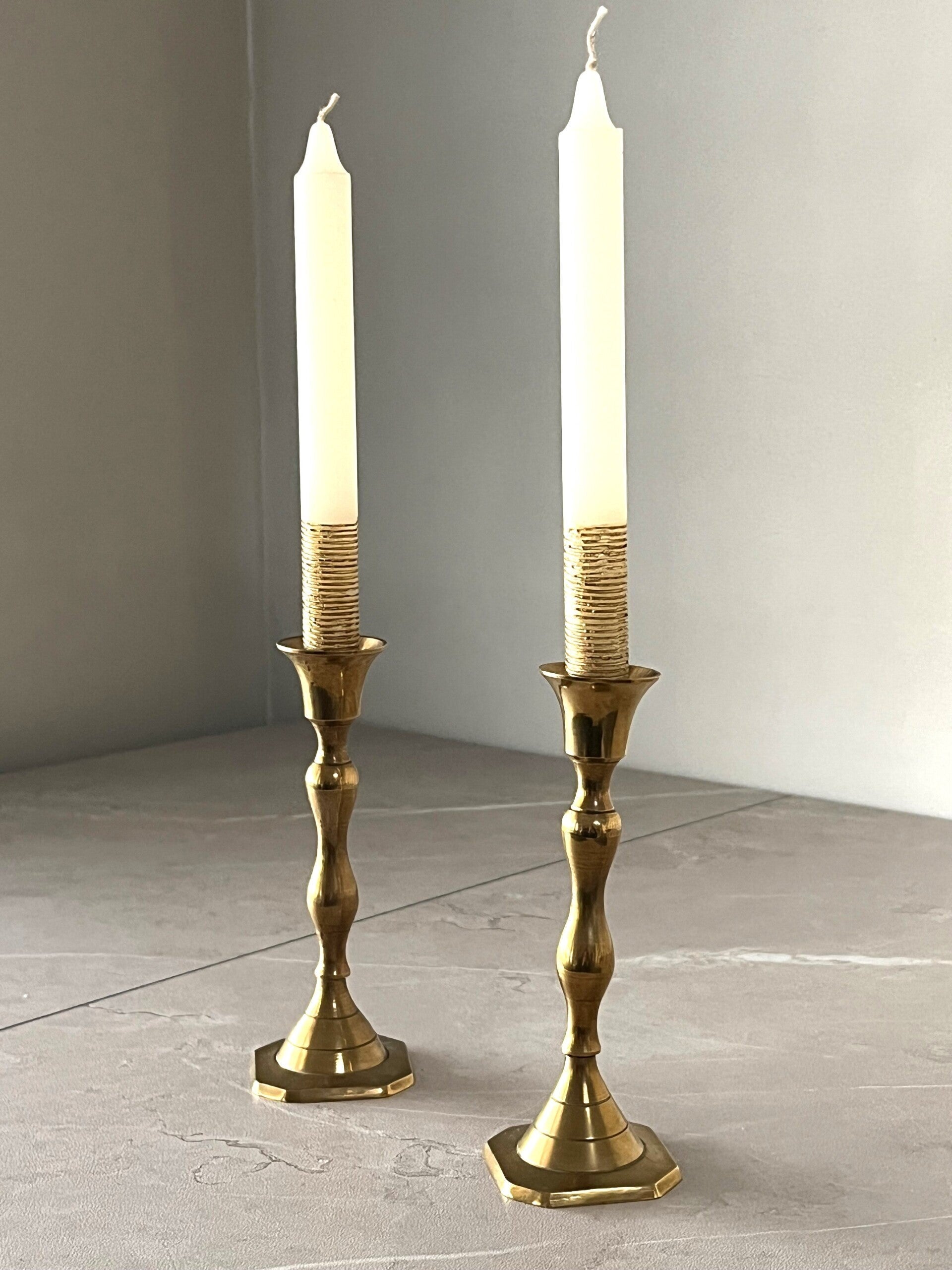 Paire de bougeoirs anciens en laiton