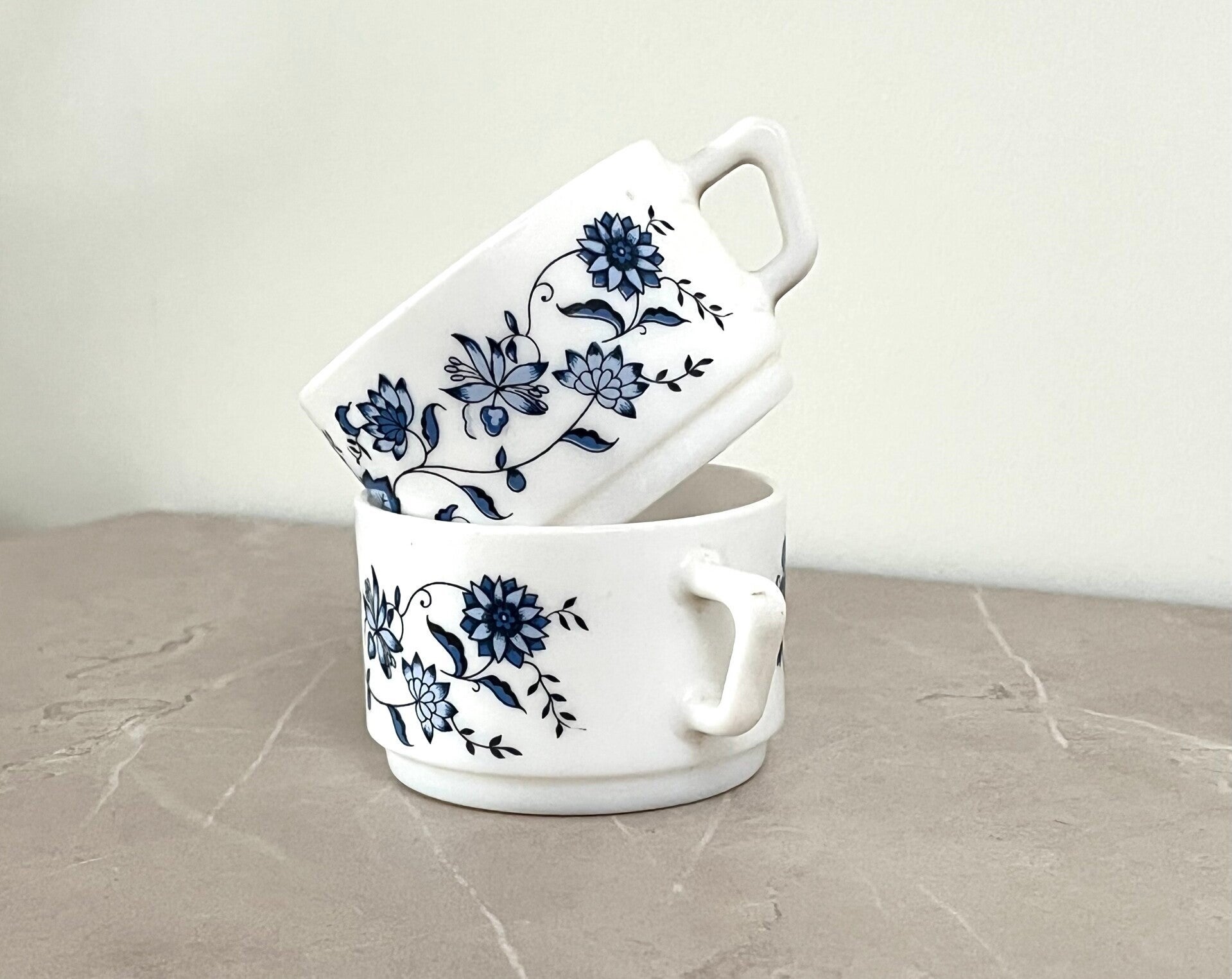2 petites tasses Arcopal Décor bleu