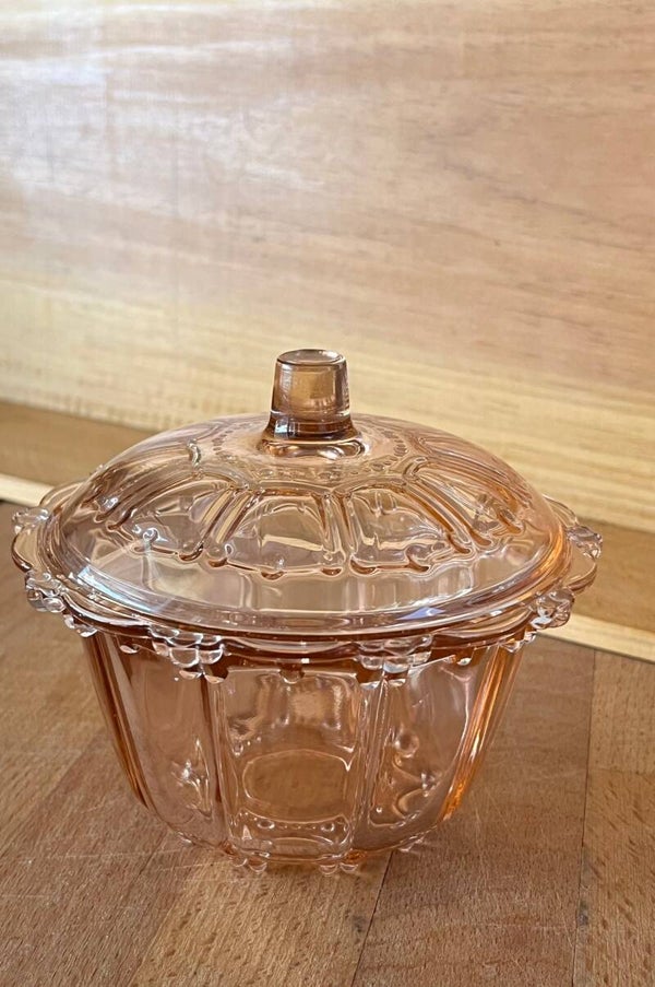 Bonbonnière ou sucrier vintage en verre rose