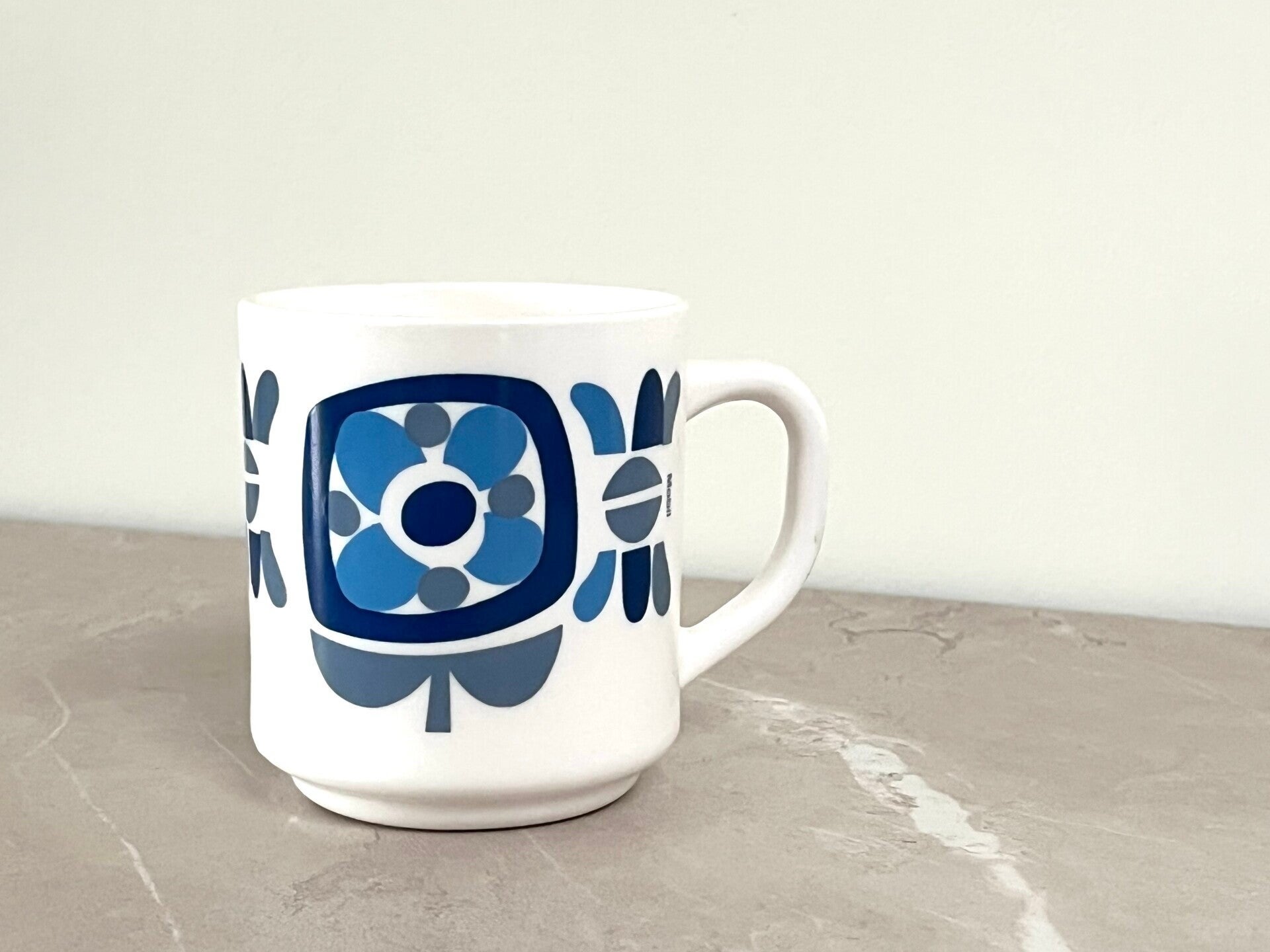 1 mug tasse Arcopal Mobil bleu