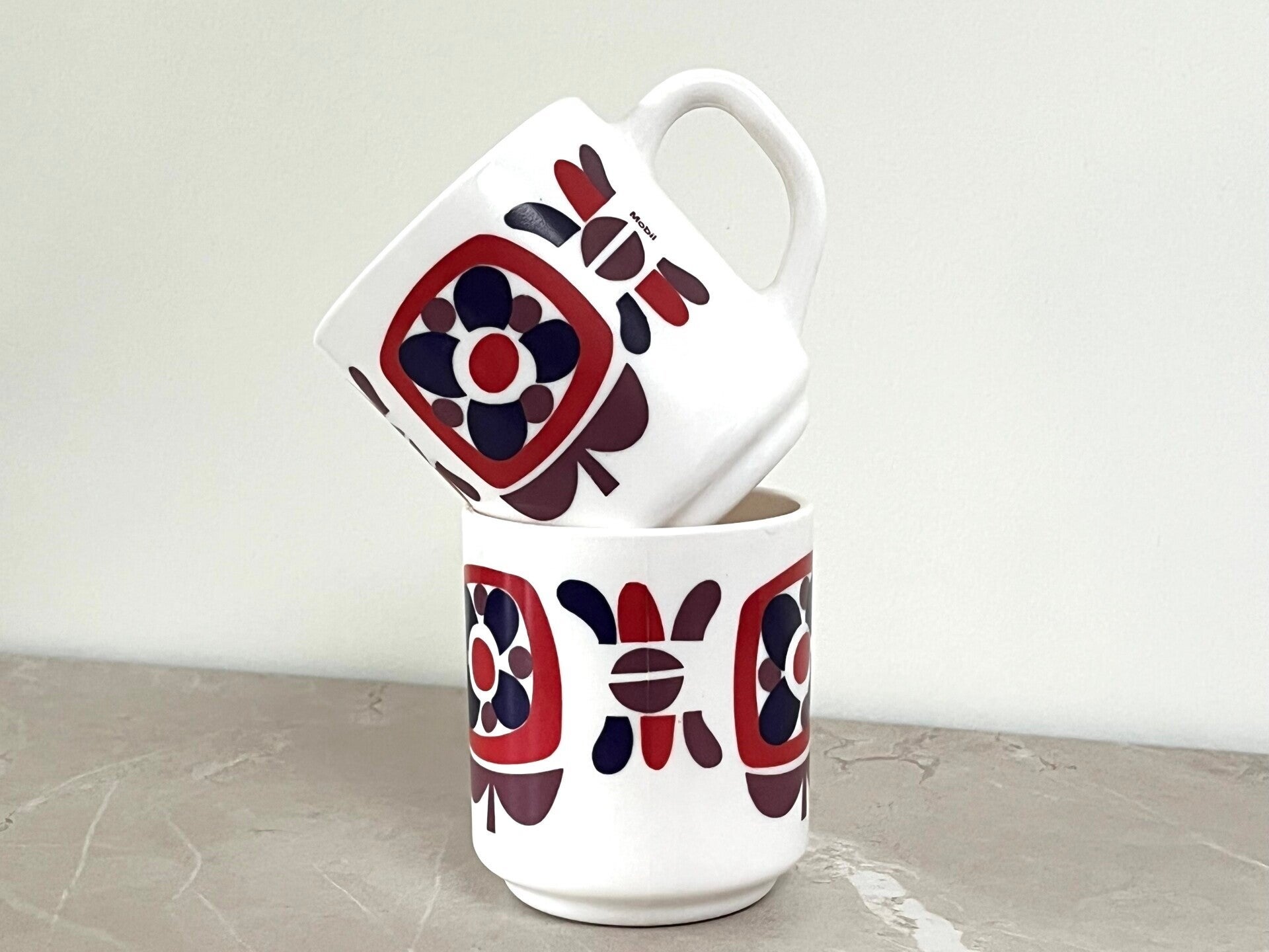 2 mugs tasses Arcopal Mobil violet
