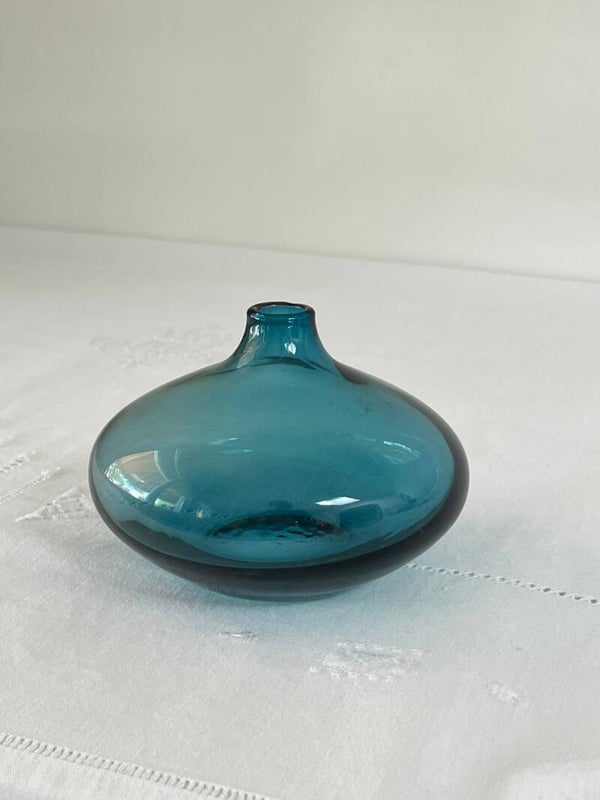 Vase boule soliflore en verre bleu