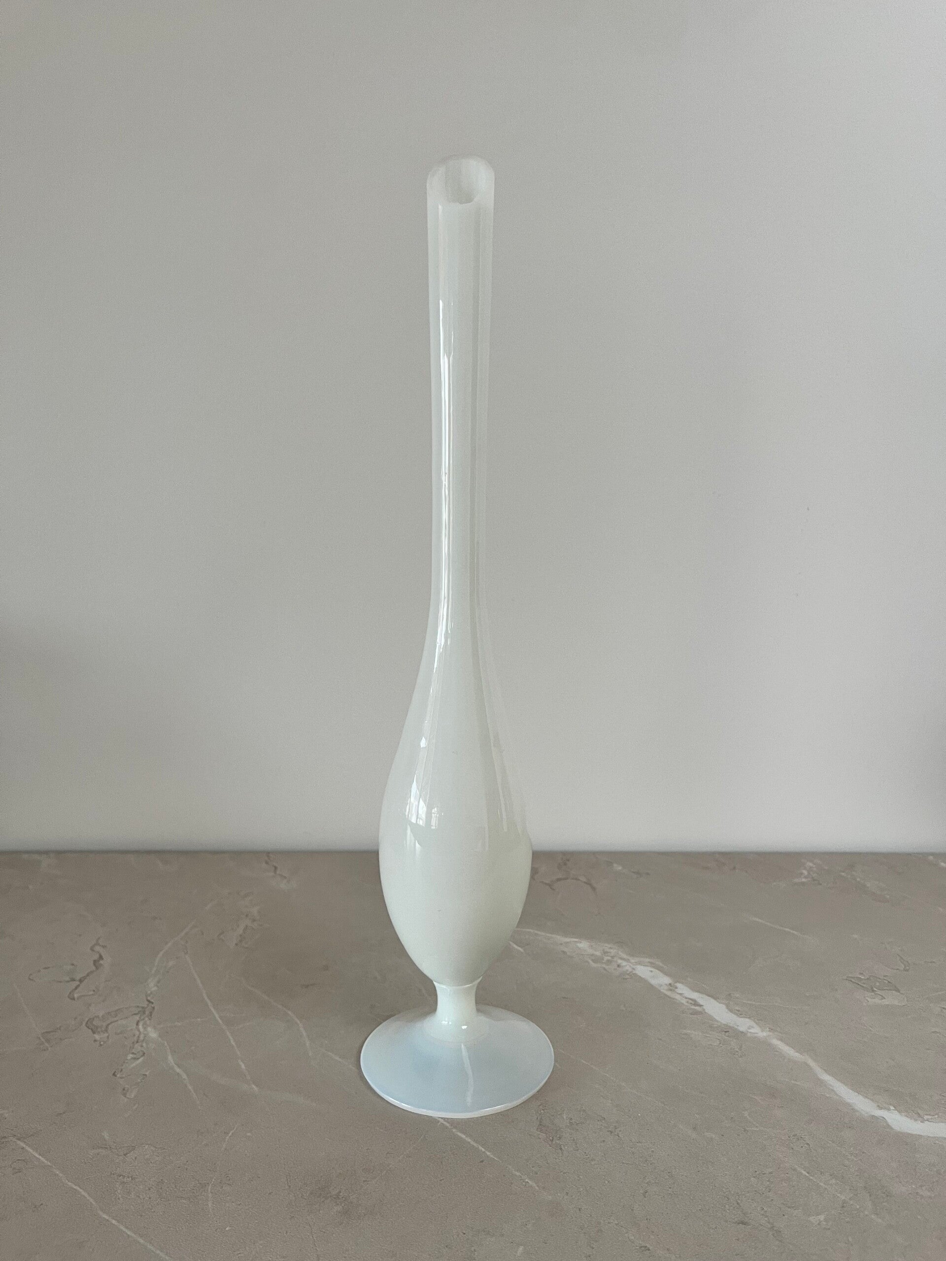 Vase soliflore vintage en opaline blanche