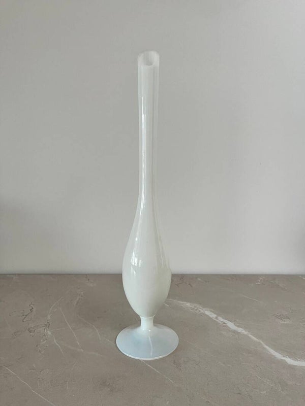 Vase soliflore vintage en opaline blanche