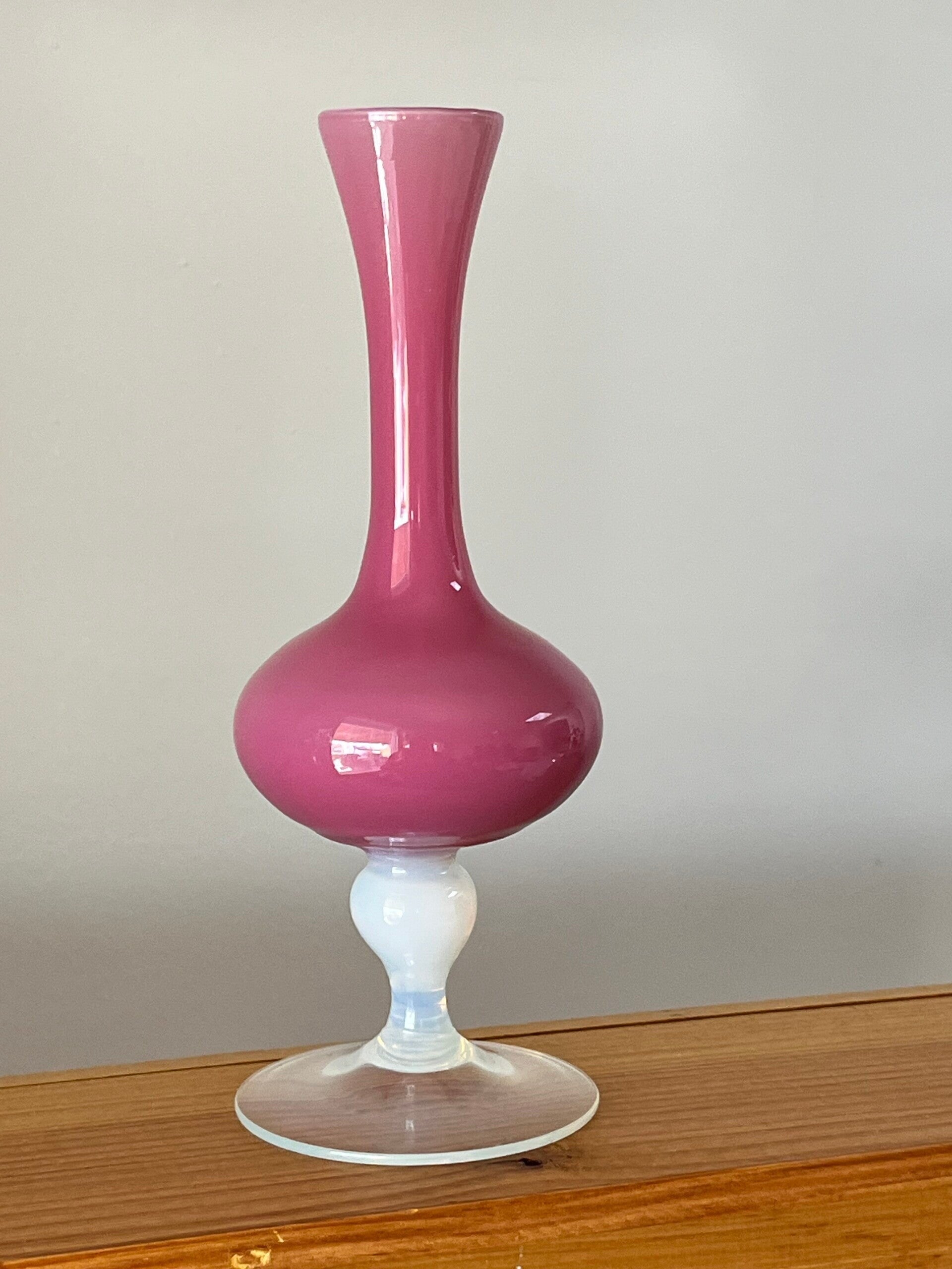 Vase soliflore rose en opaline vintage
