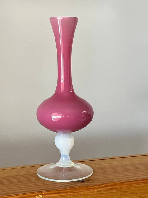 Vase soliflore rose en opaline vintage