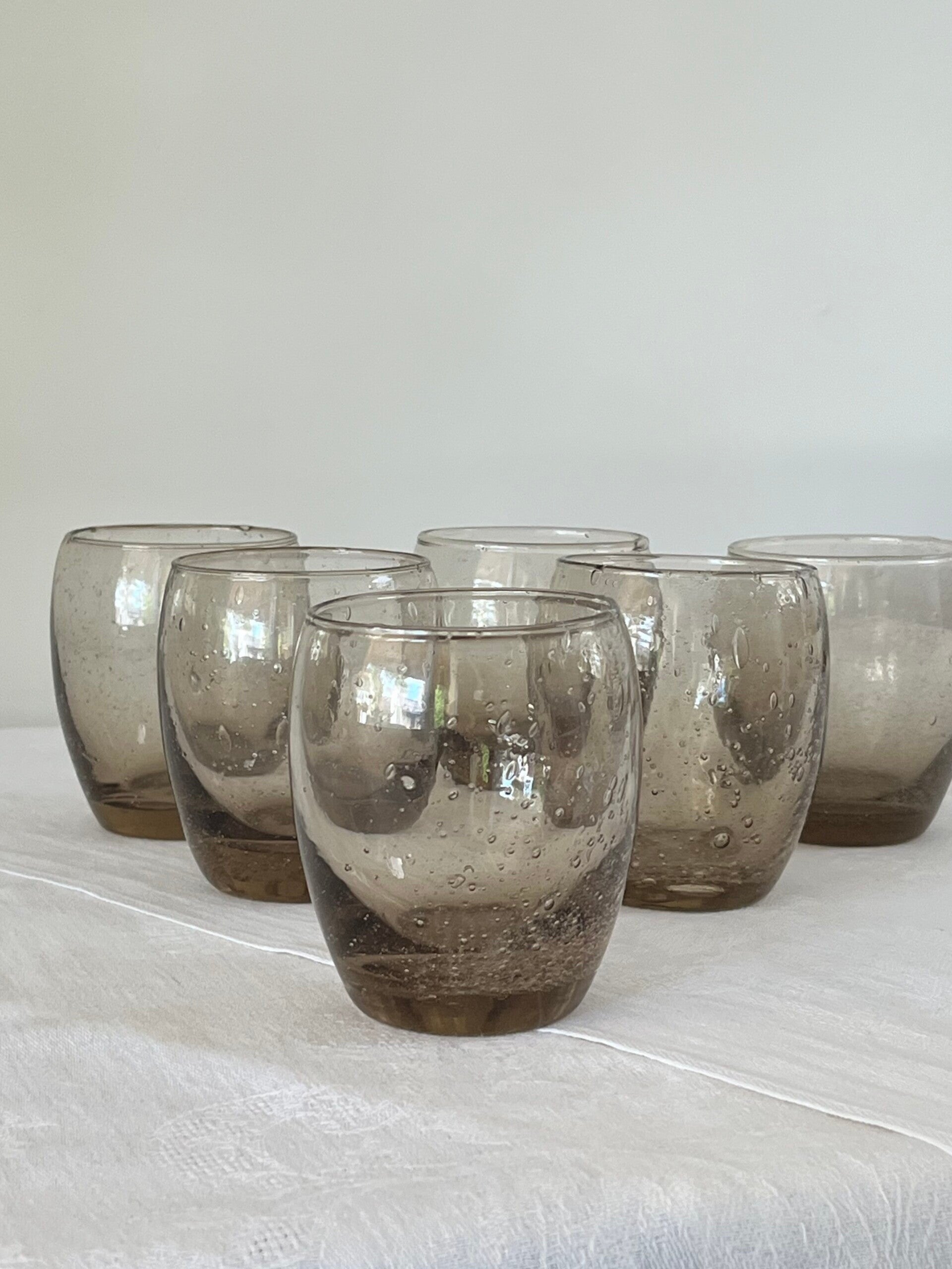 Série de 6 verres en verre bullé brun fumé