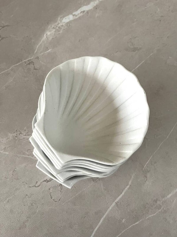 Série de 8 coupelles en porcelaine biscuit forme coquillage