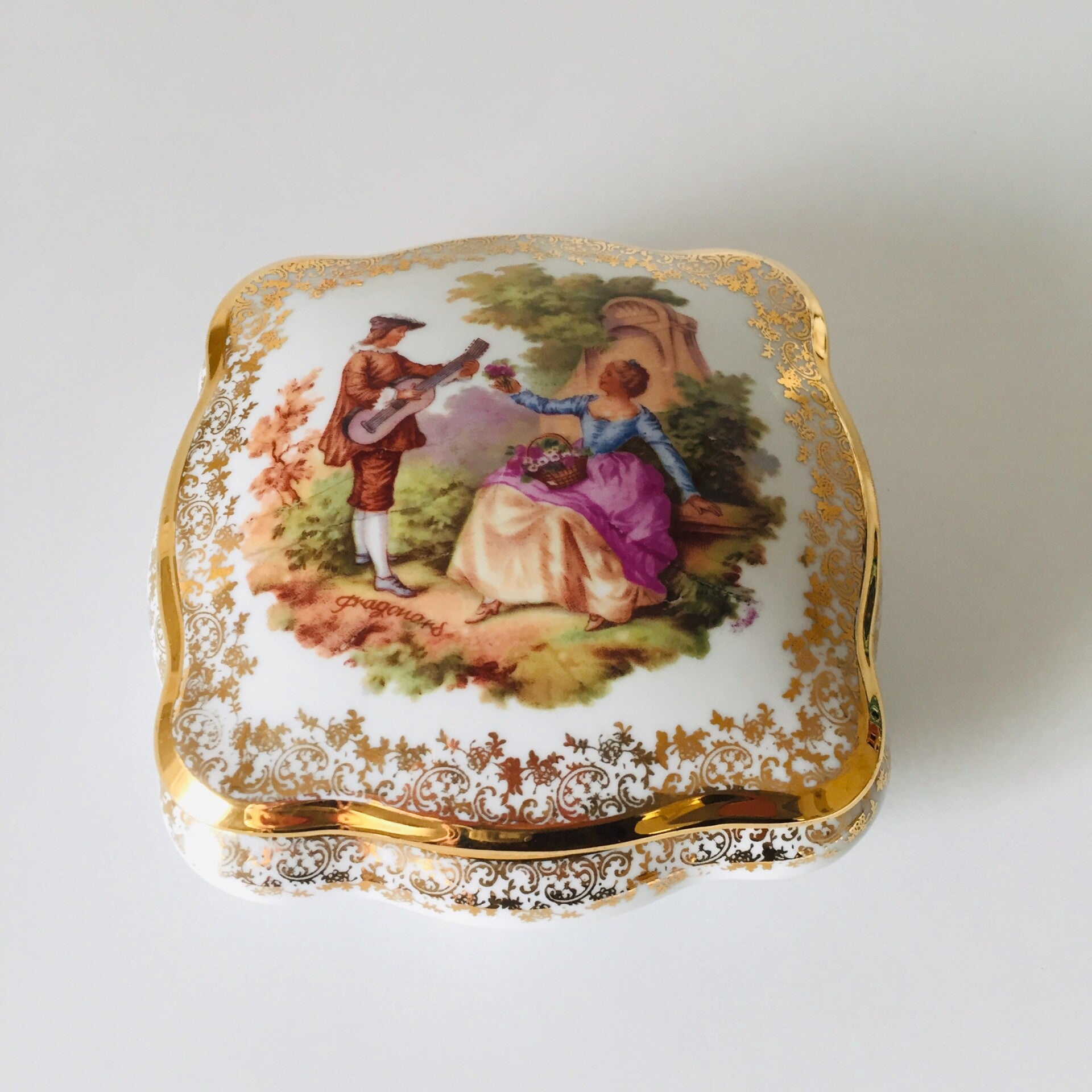 Bonbonnière ou boîte en porcelaine d'art Limoges