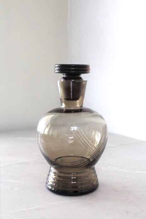 Carafe Art Déco vintage en verre fumé