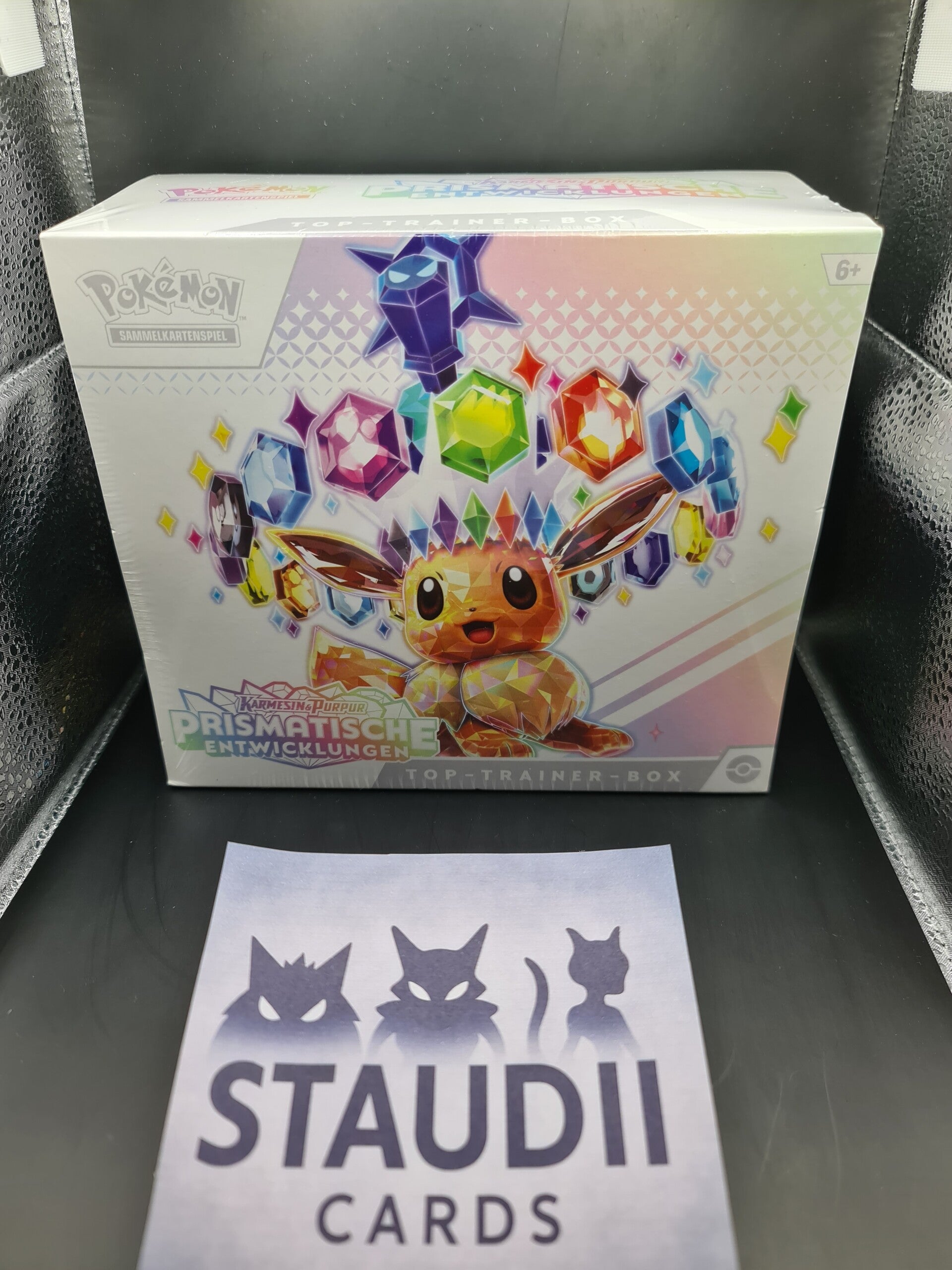 Karmesin & Purpur – Prismatische Entwicklungen – Top-Trainer-Box (Deutsch) 🌈✨