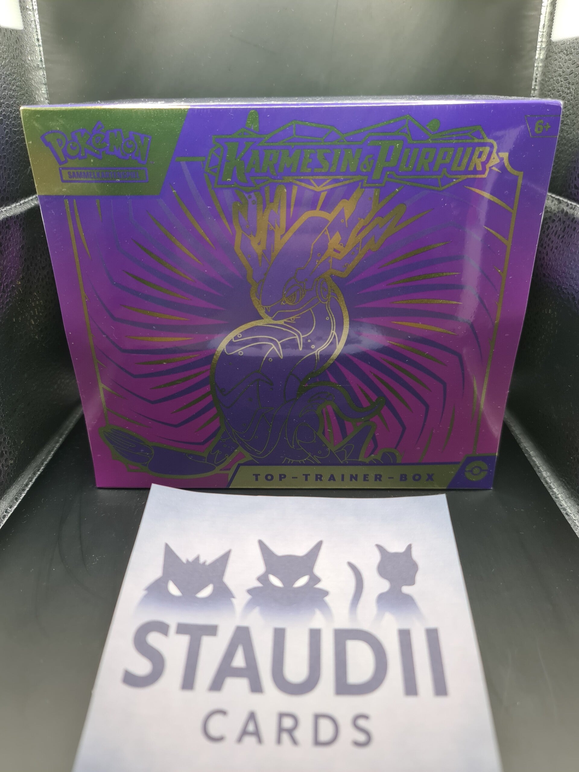 Karmesin & Purpur (Base Set) – Top-Trainer-Box (Deutsch) 🟣⚡