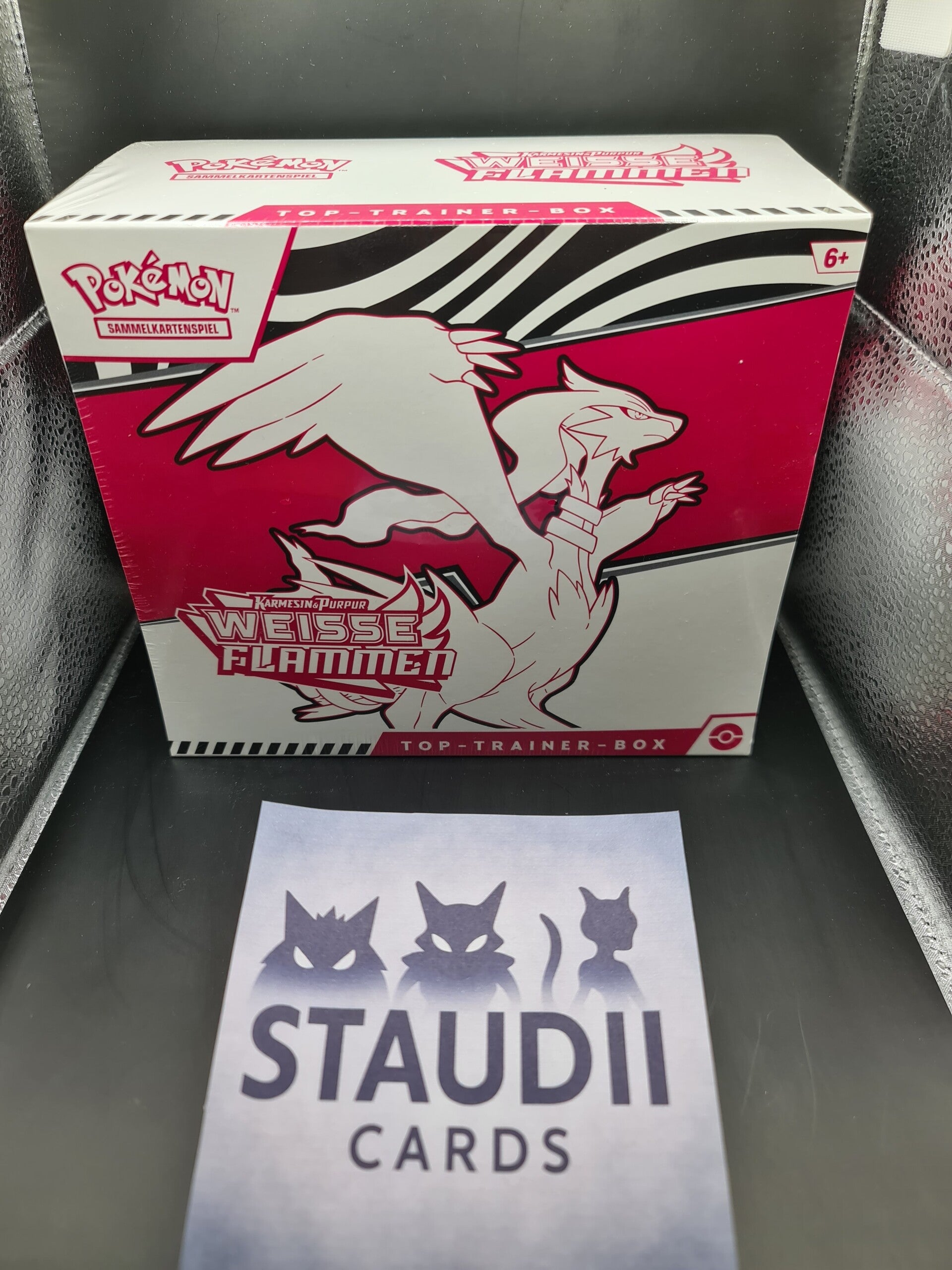 Karmesin & Purpur – Weisse Flammen – Top-Trainer-Box (Deutsch) 🤍🔥