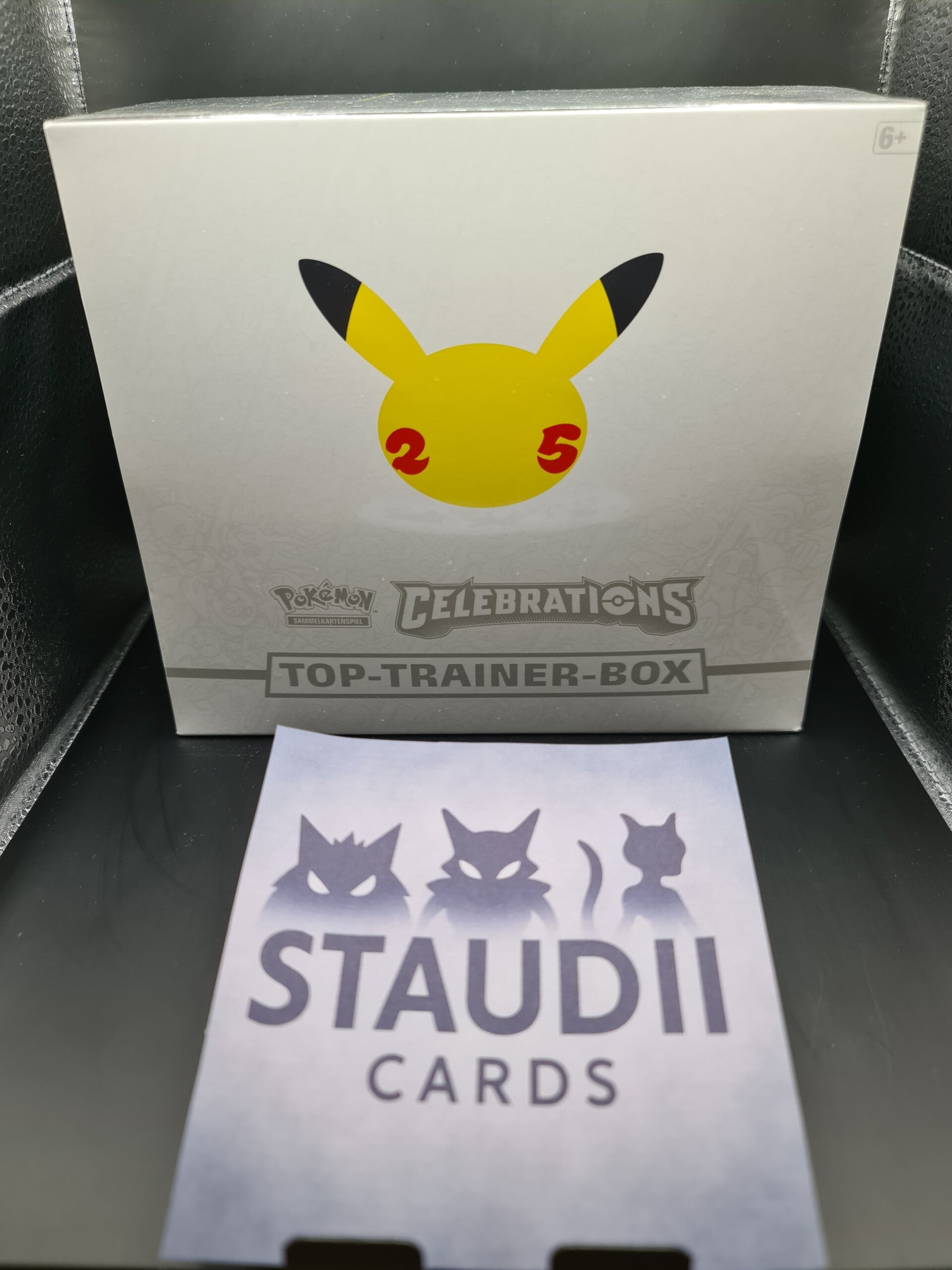 Pokémon 25th Anniversary – Celebrations – Top-Trainer-Box (Deutsch) 🎉⚡