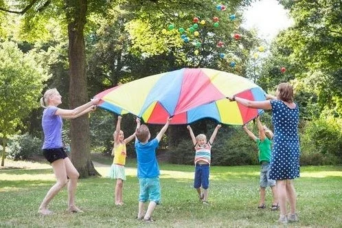 Parachutedoek met ballen, te huur voor 10 euro per dag
