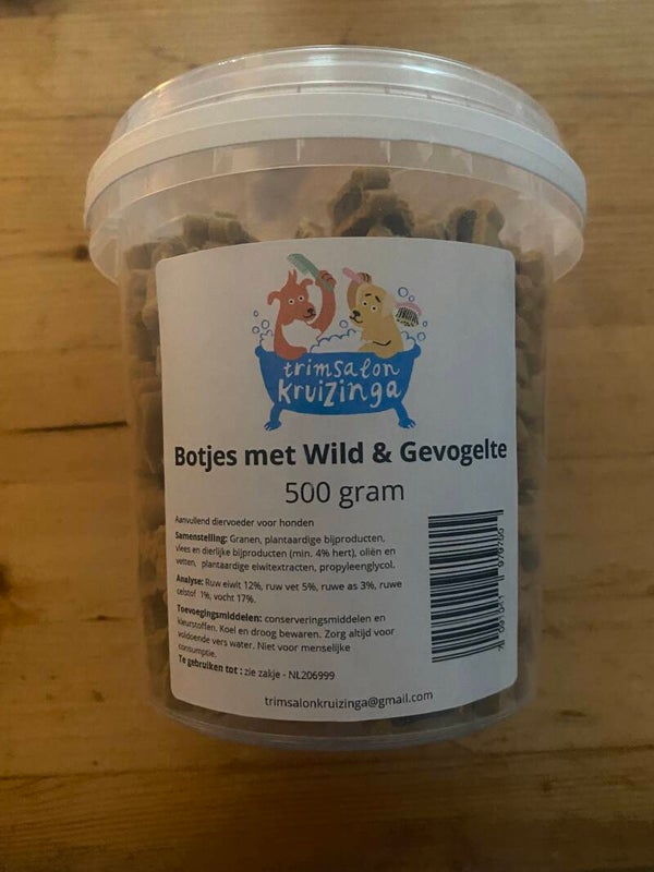 Wild en gevogelte botjes in een emmer