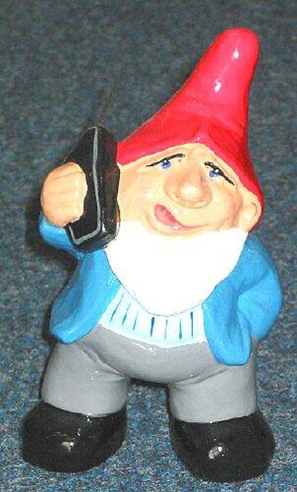 Gartenzwerg als Geschäftsmann mit Handy - 1300100