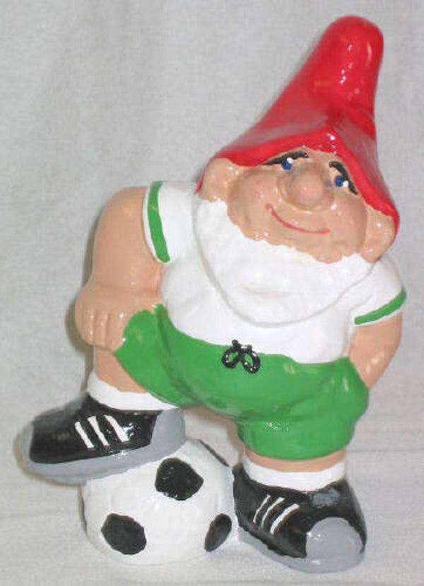 Fußball Gartenzwerg mit Fuß auf dem Ball im Wunschtrikot - 2150060