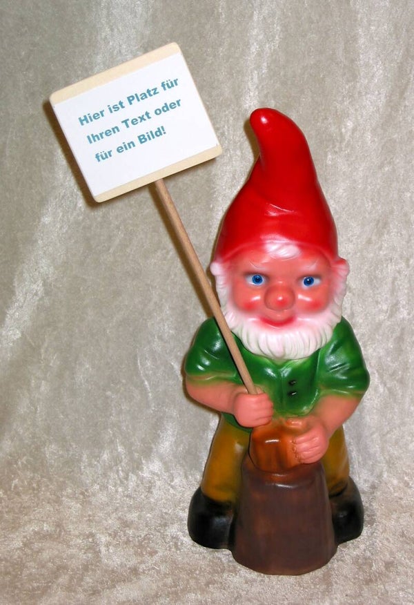 Gartenzwerg hält stolz ein Schild (wird individuell beschriftet) - 4810290
