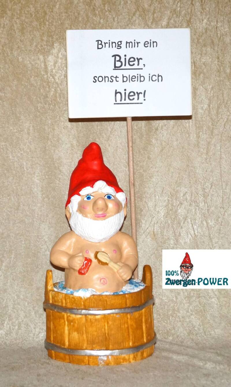 Gartenzwerg im Badezuber mit Schild
