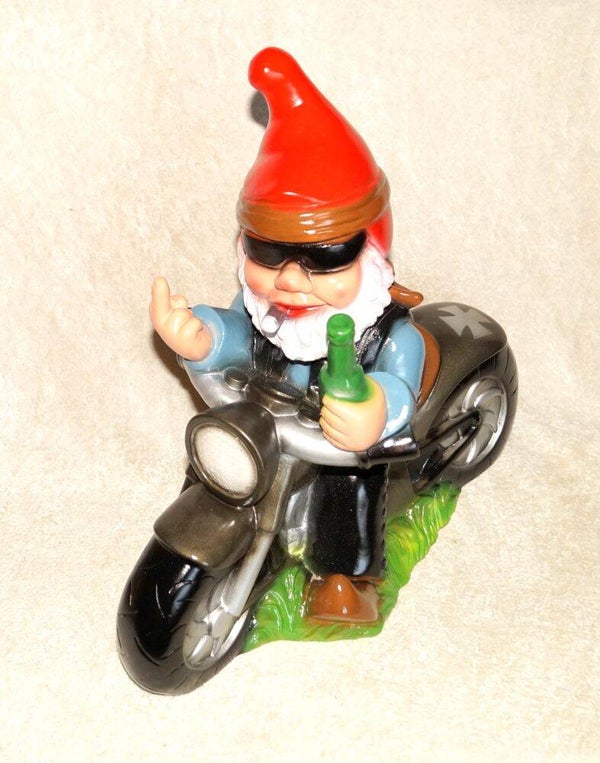 Gartenzwerg Rocker auf Motorrad fährt sein cooles Bike und zeigt den Stinkefinger - 4953800