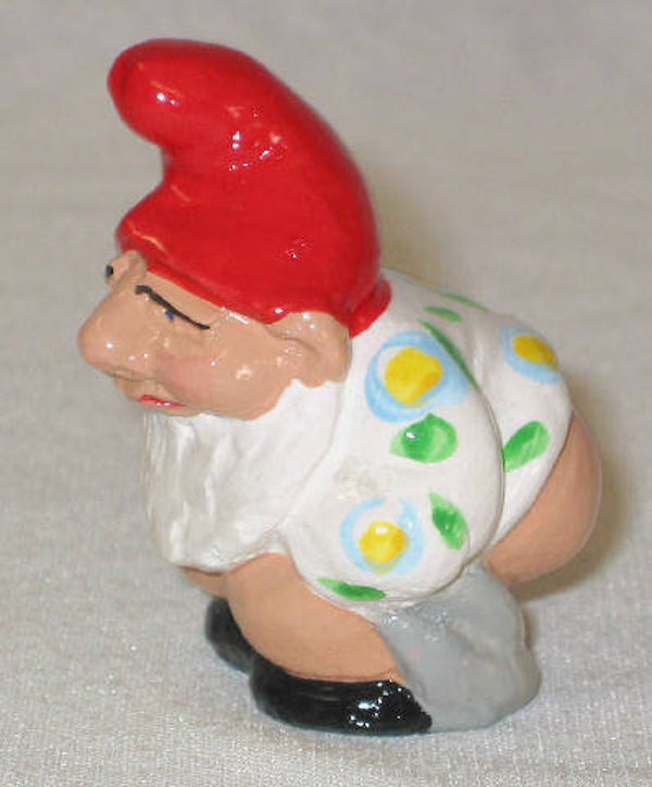 Gartenzwerg zeigt den nackischen Popo - 6140910