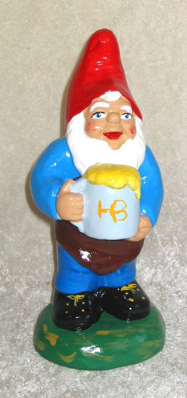 Gartenzwerg mit Schürze prostet lustig mit Bierkrug zu - 6750035