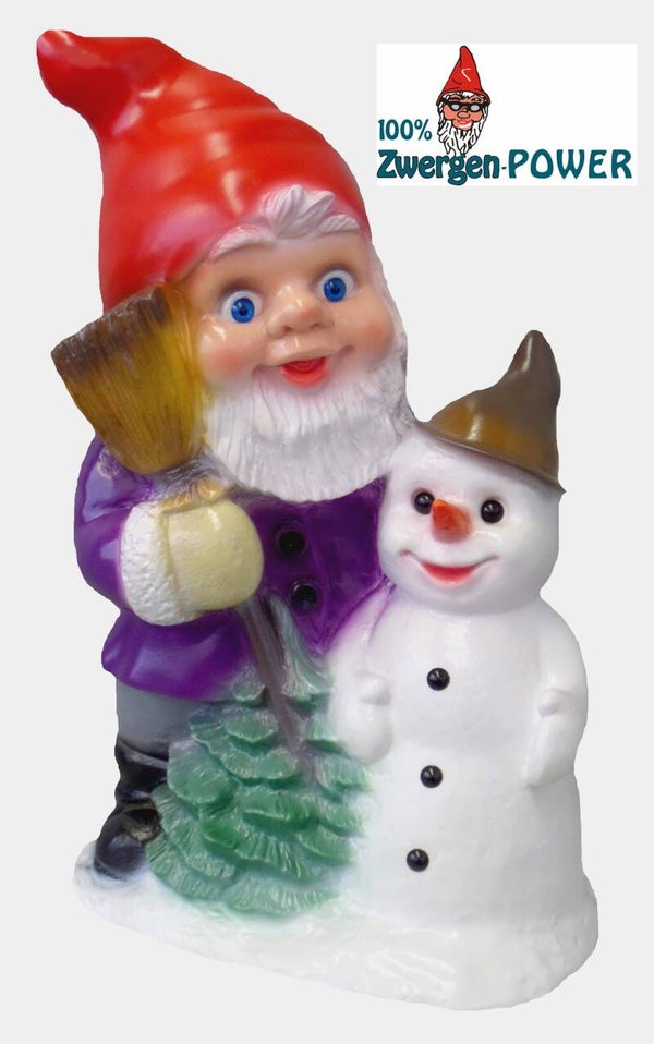 Lustiger Gartenzwerg baut schönen Schneemann - 9864765
