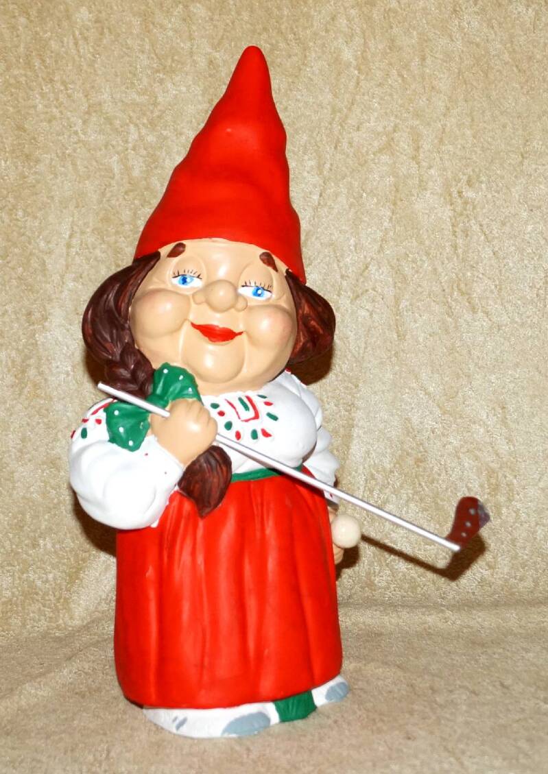 Gartenzwergin mit Golfschläger