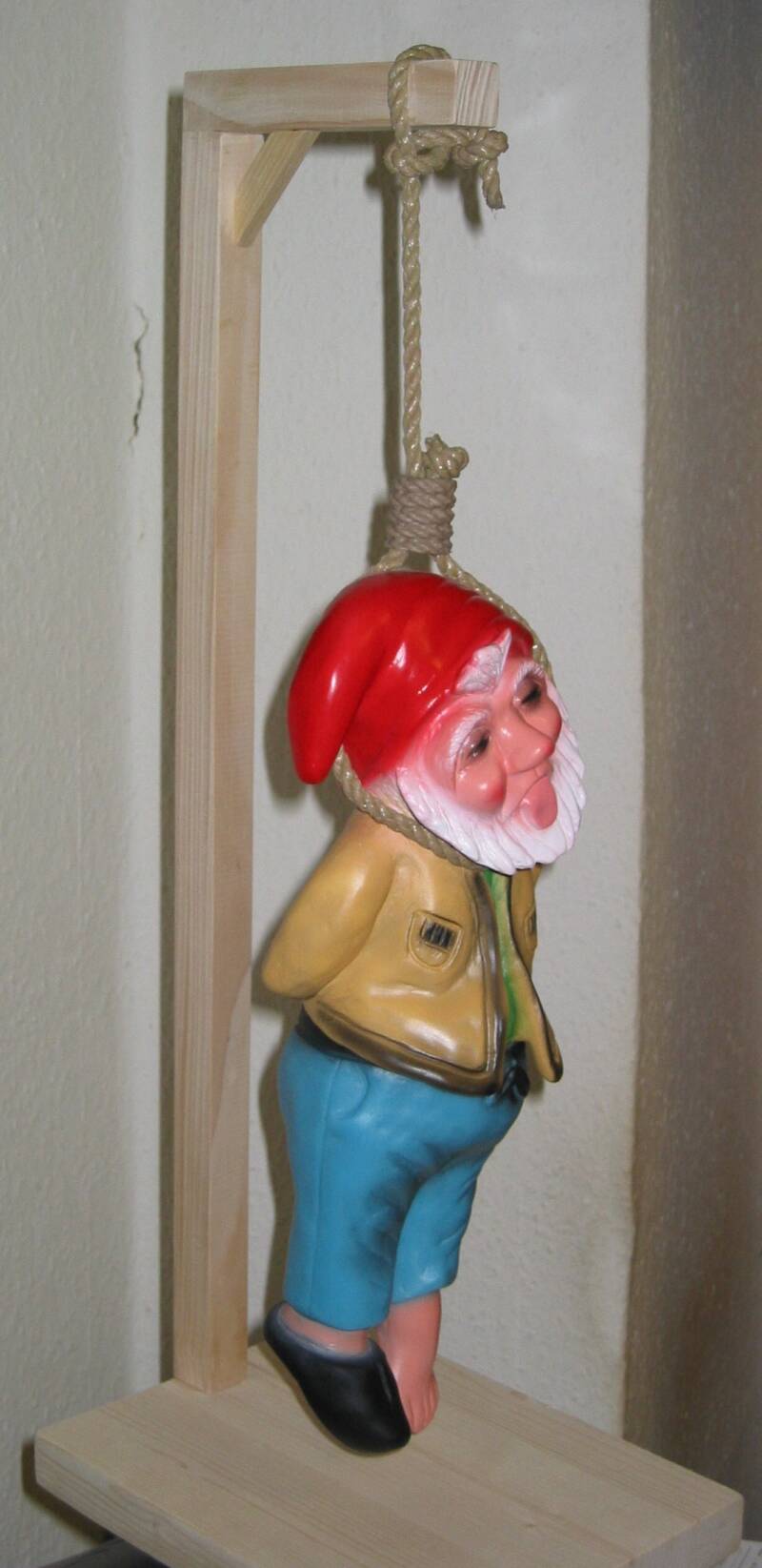 Gartenzwerg am Galgen