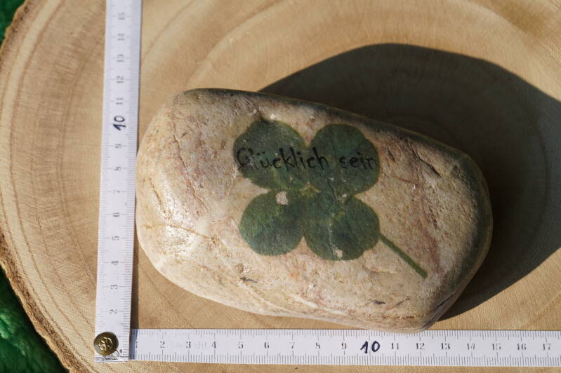 Stein mit Kleeblatt