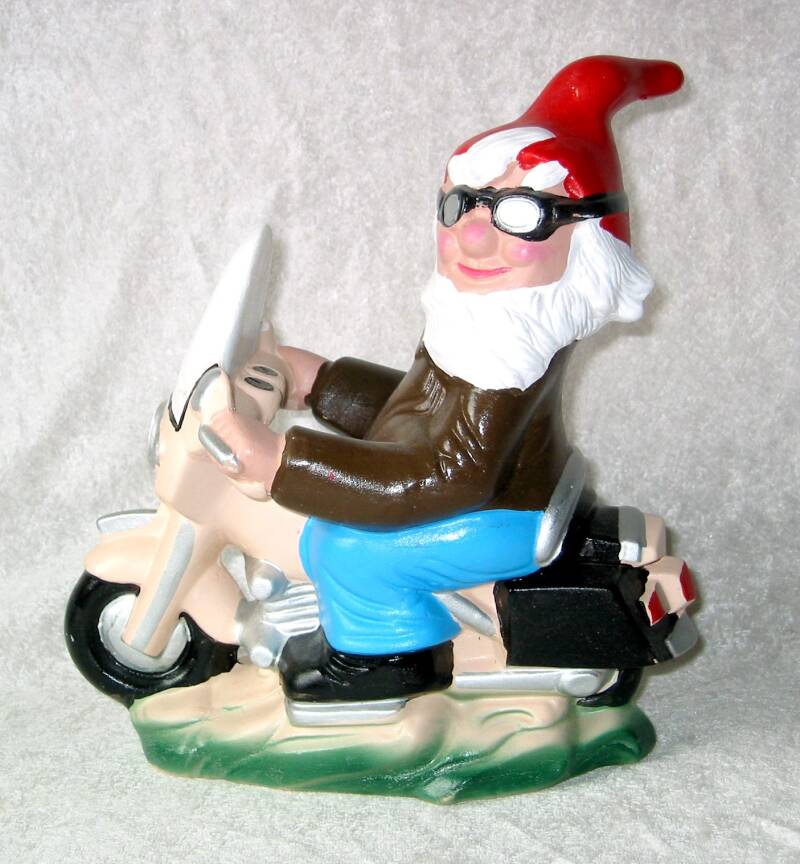 Gartenzwerg auf Motorrad