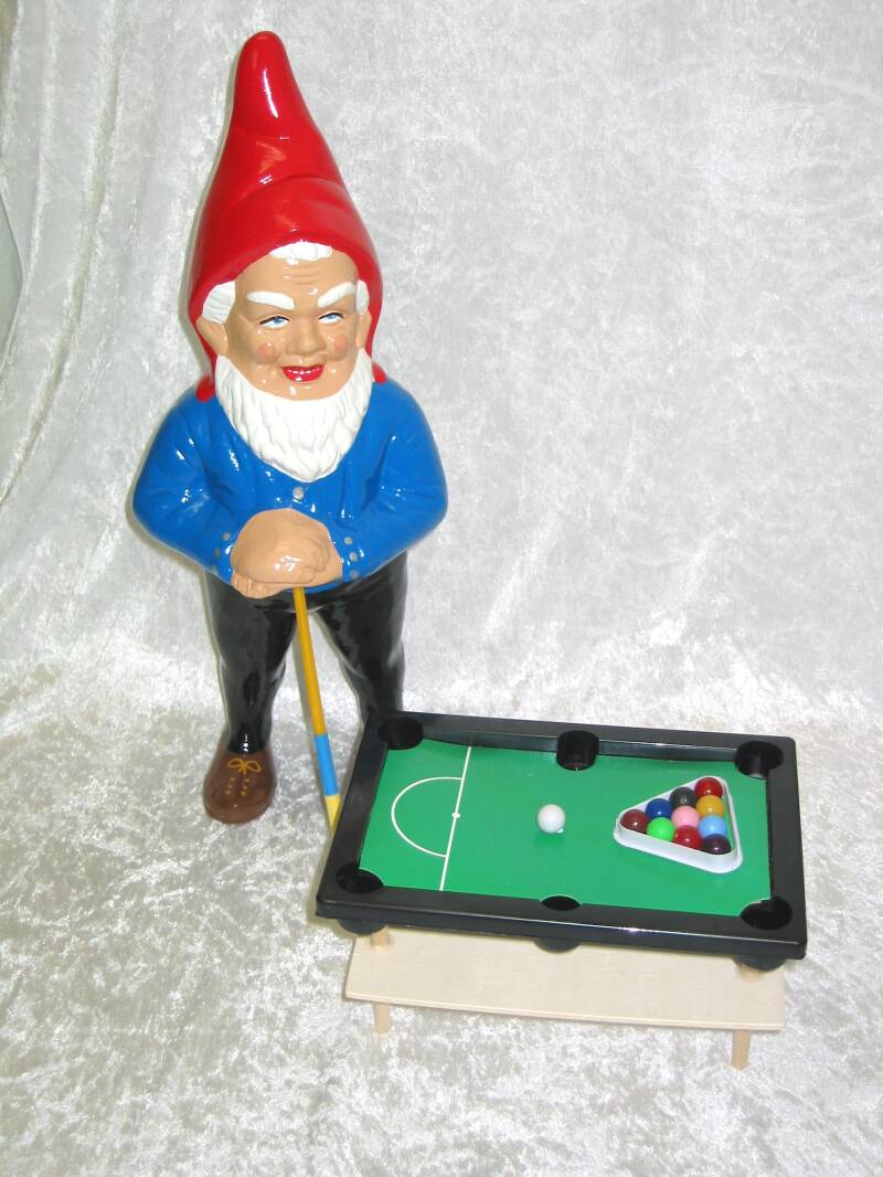 Gartenzwerg beim Billard
