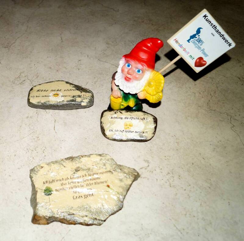 Gartenzwerg mit Potchsteinen