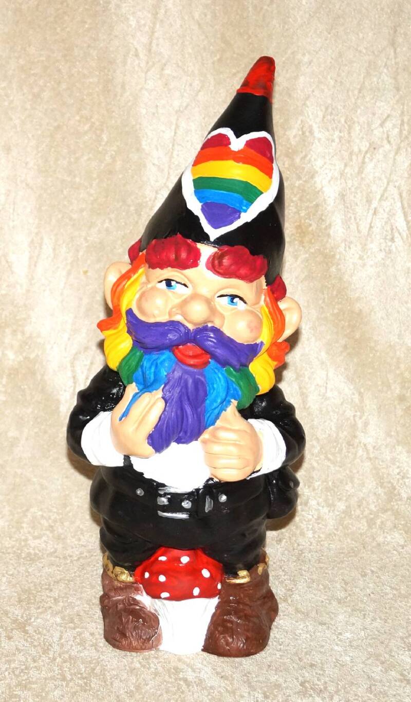 Gartenzwerg mit Regenbogen Mütze