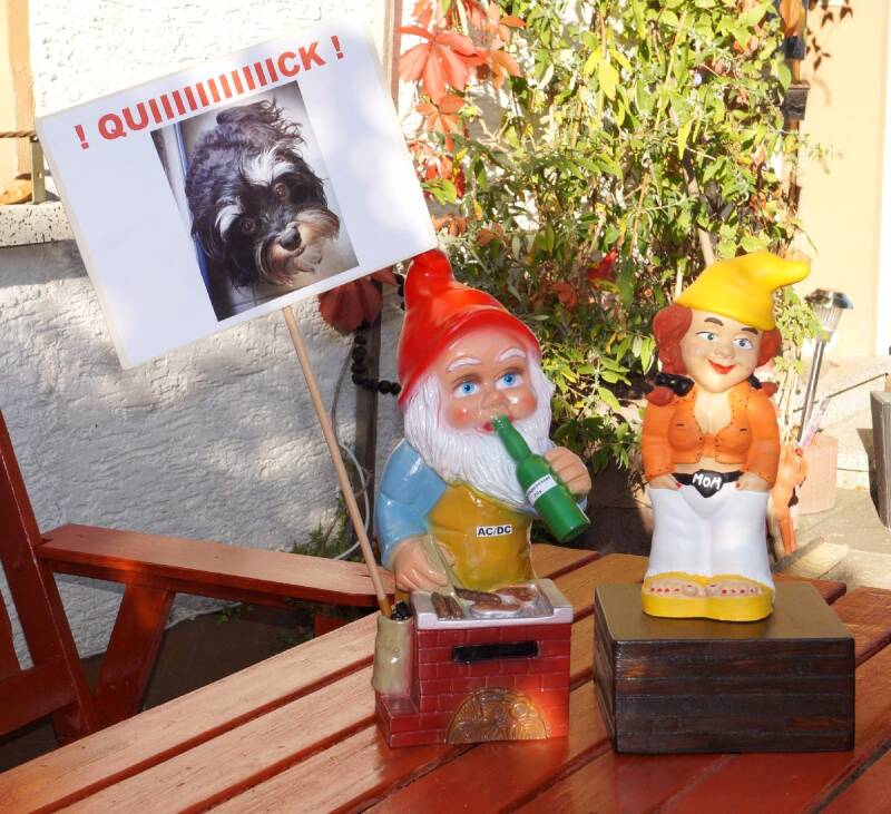 Zwergenpaar mit Grill und Sockel