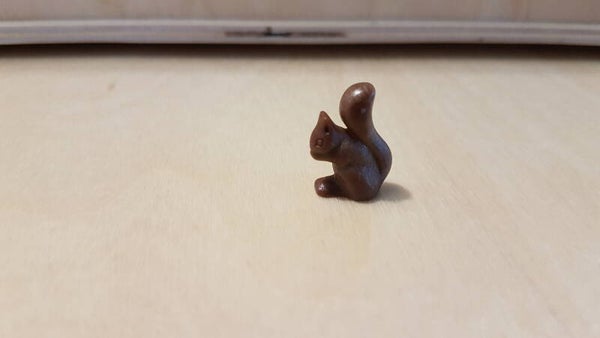 Eekhoorn zittend Donkerbruin  #B69  // 30514790