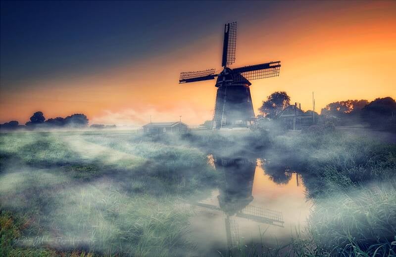 De molen van Groenveld omringd door nevel, gefotografeerd door de Poolse fotograaf Wiesław Jucha.