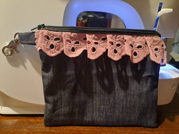 Pochette sangallo e jeans