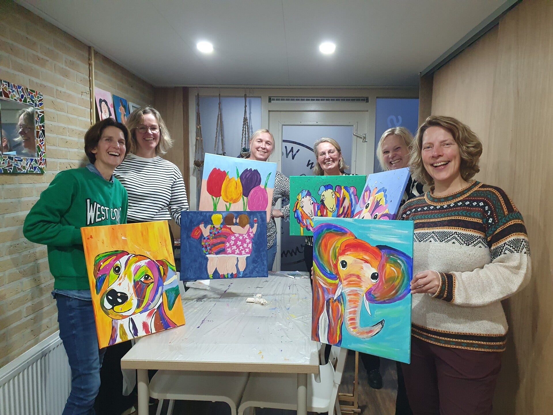 workshop dikke dames schilderen, workshop, workshop Drenthe, workshops Drenthe, creatieve workshop, creatieve workshops, personeelsfeest Drenthe, creatief uitje Drenthe, vriendinnen uitje, familiedag, workshop grote groep, activiteiten Drenthe