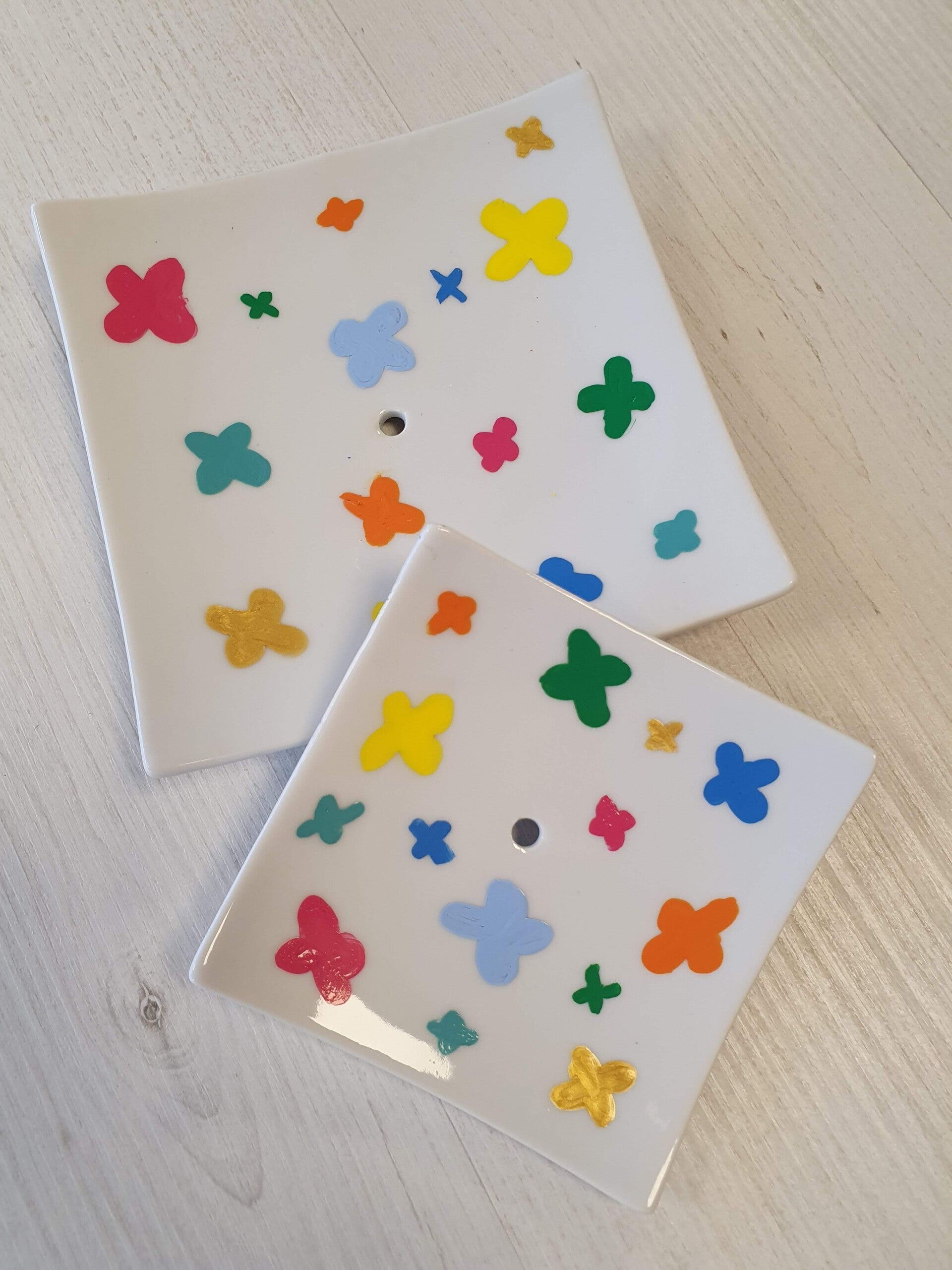 afdelingsuitje, macrame workshop, vriendinnen uitjes, beeldjes dikke dames, keramiek schilderen, kip pimpen, sieraden maken workshop, moeder dochter dag, vrolijk schilderij dikke dames, servies beschilderen, familiedag drenthe, porselein schilderen