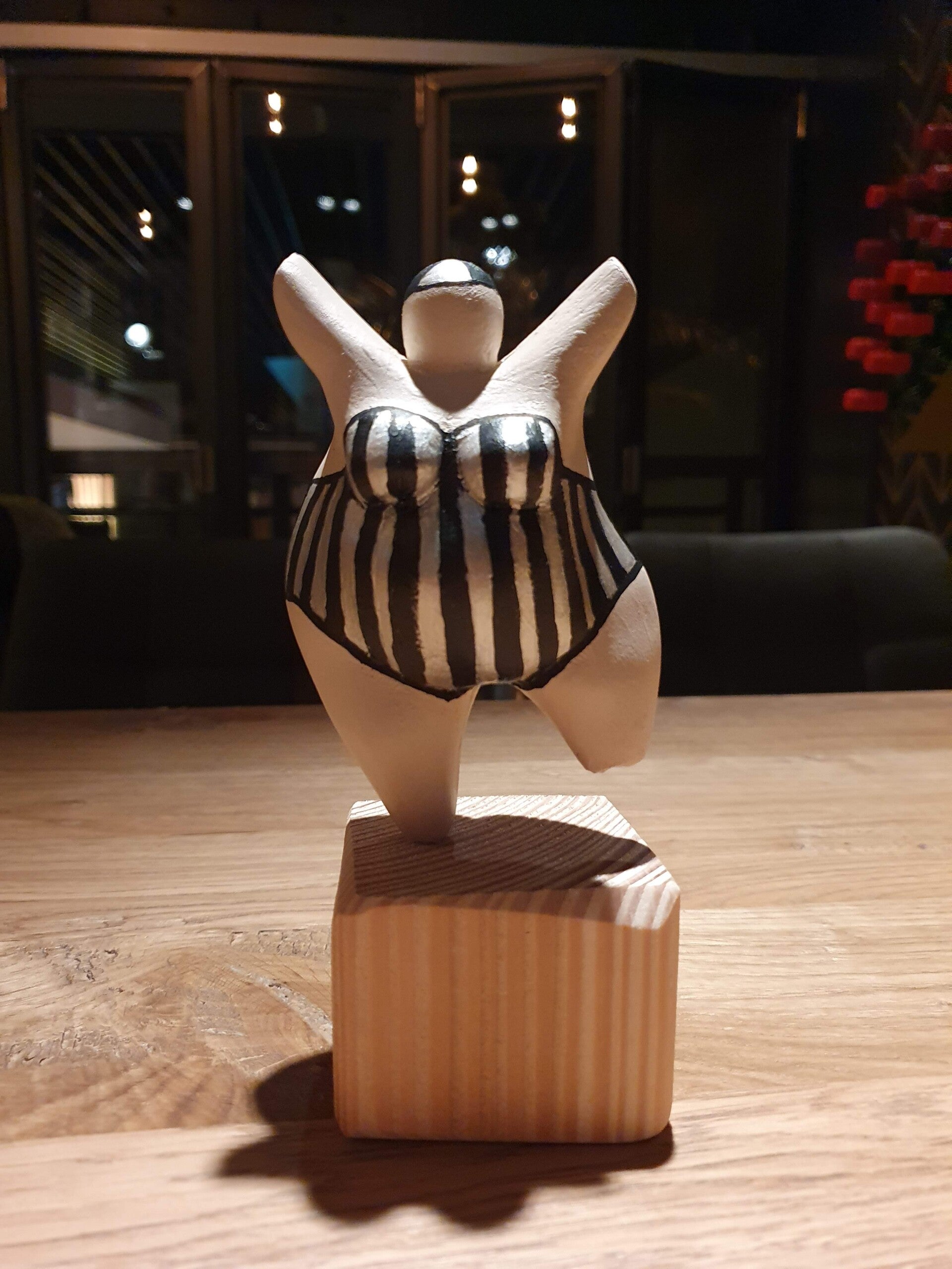 vrolijk persoon, macramé plantenhanger maken, workshop familiedag, worshop, workshop teambuilding, workshop creatief, servies beschilderen workshop, vrijgezellenavond, workshops op locatie, eierbord, dikke dames beeldjes om zelf te schilderen